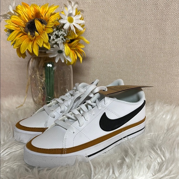 NWOT Nike Court Legacy Lift
Women's Shoes - Picture 2 of 4